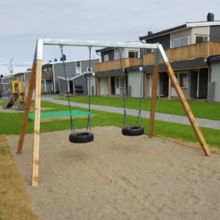Huskestativ i tre med ståldrager