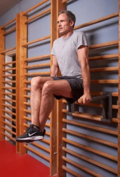 Ribbevegg med pull-up dip bar
