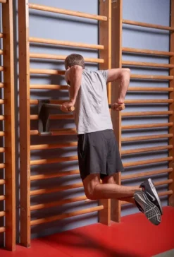 Ribbevegg med pull-up dip bar