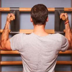Ribbevegg med pull-up dip bar