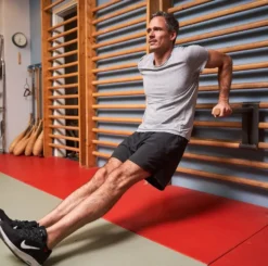 Ribbevegg med pull-up dip bar