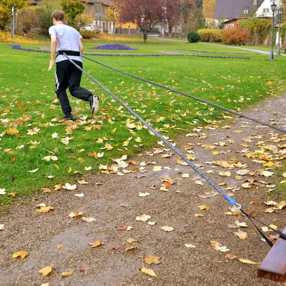 Sprinttrener med motstandsbånd